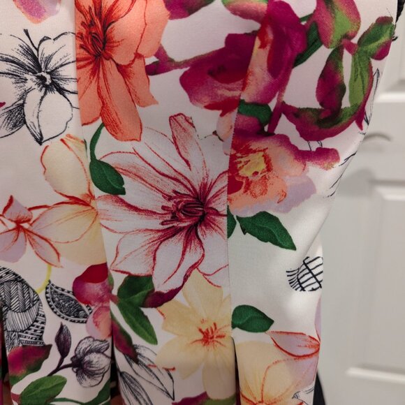 Gorgeous Floral Corset XXS and Pencil skirt XS set from GUESS - Picture 14 of 15